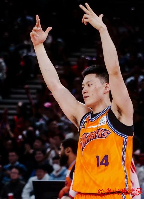 李弘权18+7助上海6人得分上双,力克浙江扳平总比分1-1 李弘权18+7助上海6人得分上双,力克浙江扳平总比分1-1