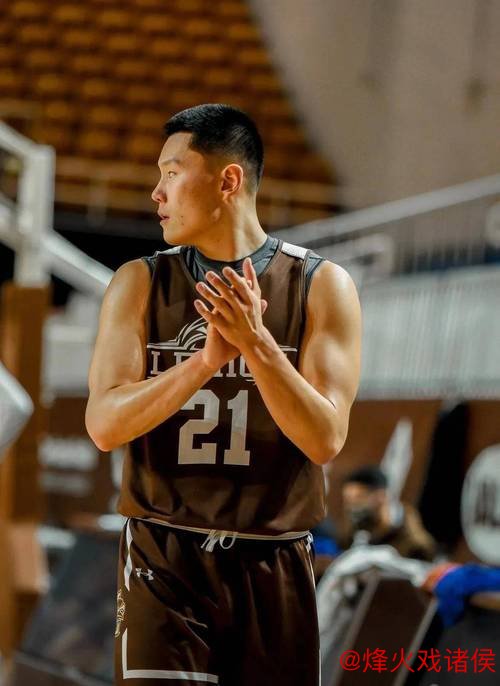 李弘权18+7助上海6人得分上双,力克浙江扳平总比分1-1 李弘权18+7助上海6人得分上双,力克浙江扳平总比分1-1