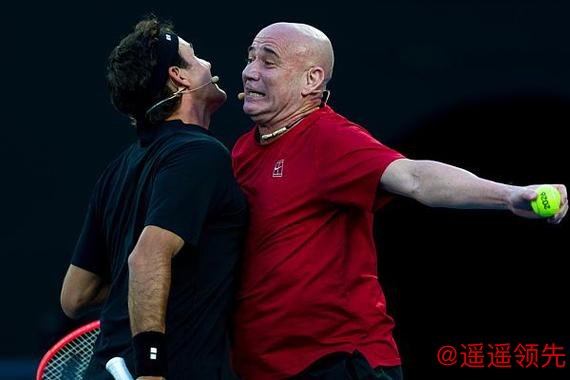 时隔五年回归澳网，费德勒搭档阿加西表演双打，他看好阿尔卡拉斯实现全满贯