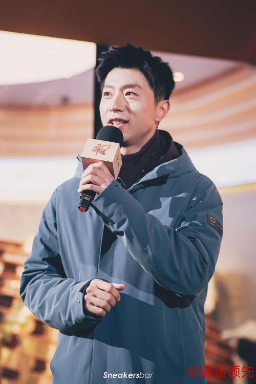 马龙刘诗雯亮相三里屯 演绎热爱可抵岁月漫长