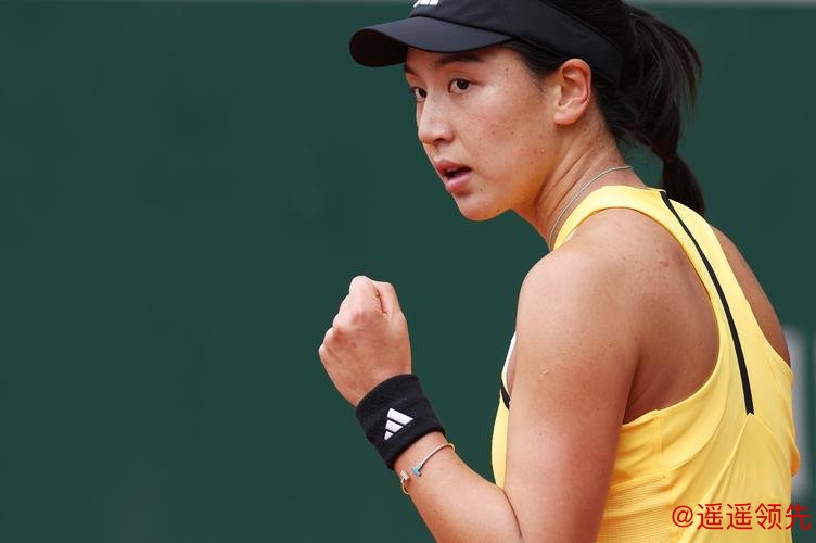 高温难阻胜利步伐， 从外场打起的王欣瑜，昂首挺进大球场