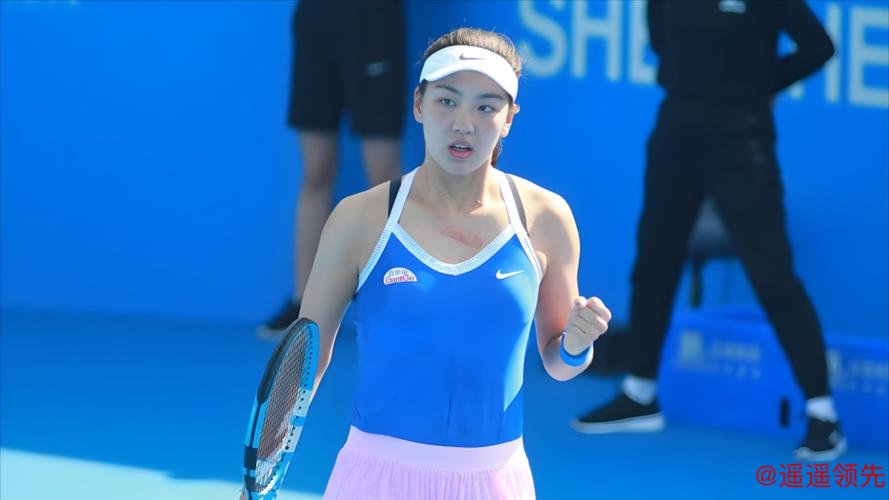 高温难阻胜利步伐， 从外场打起的王欣瑜，昂首挺进大球场