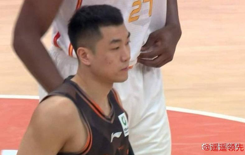 高诗岩把球迷气乐了！输2分扔三分，输3分给内线，这波操作该想明白点！